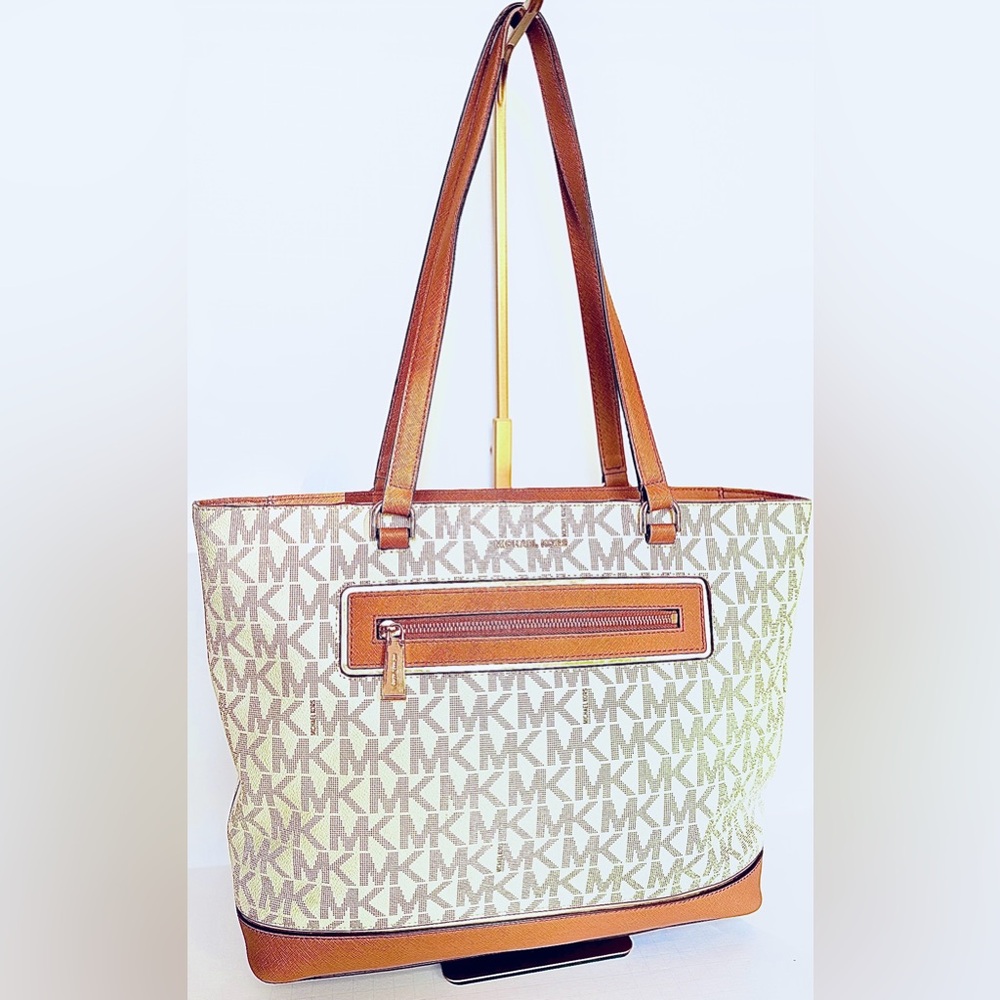 Michael Kors Large Jet Set Frame
Out Logo Tote